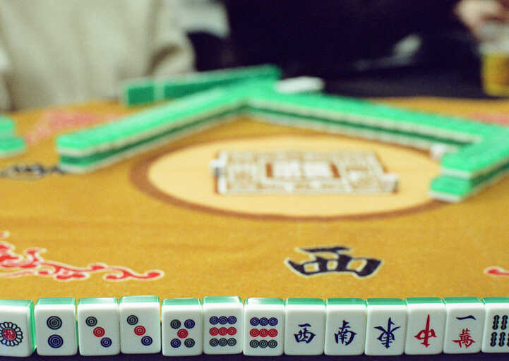 looking past the west seat's hand into an
                                   empty discard pile at the beginning of a game
                                   of mahjong